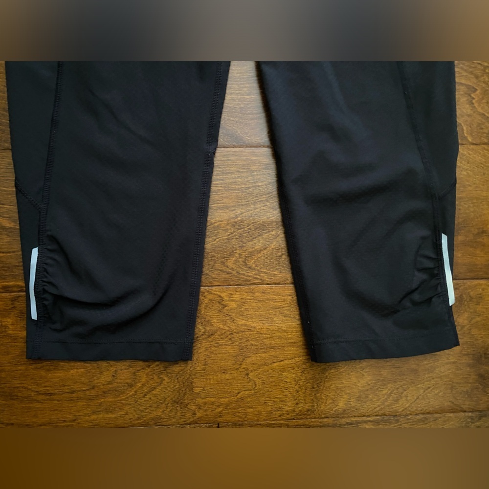 Athleta Be Free Dobby Knicker Capri Leggings Women's Small Black Activewear Crop - Picture 8 of 12